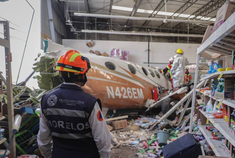 墨西哥／轻型飞机“急坠穿墙” 至少2死3伤