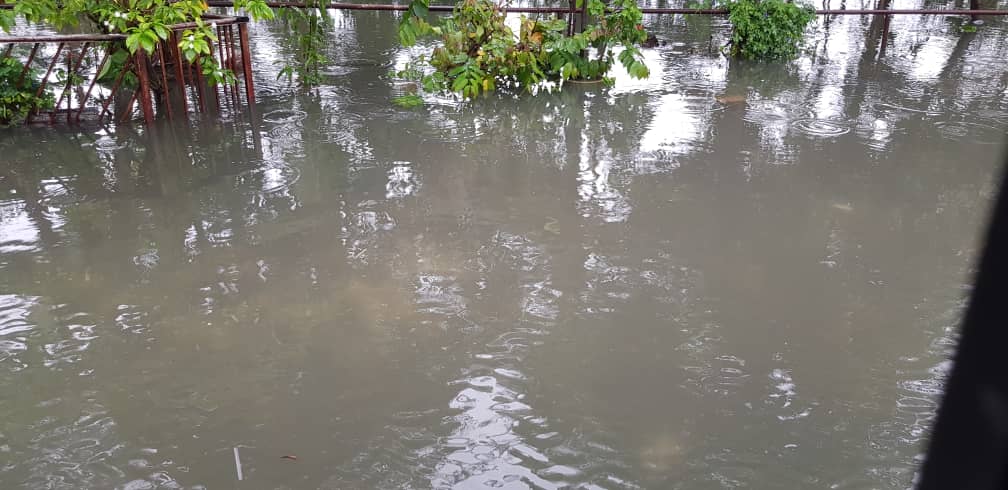 大都会：巴生港口罗弄奥路沟渠阻塞，导致一雨成灾
