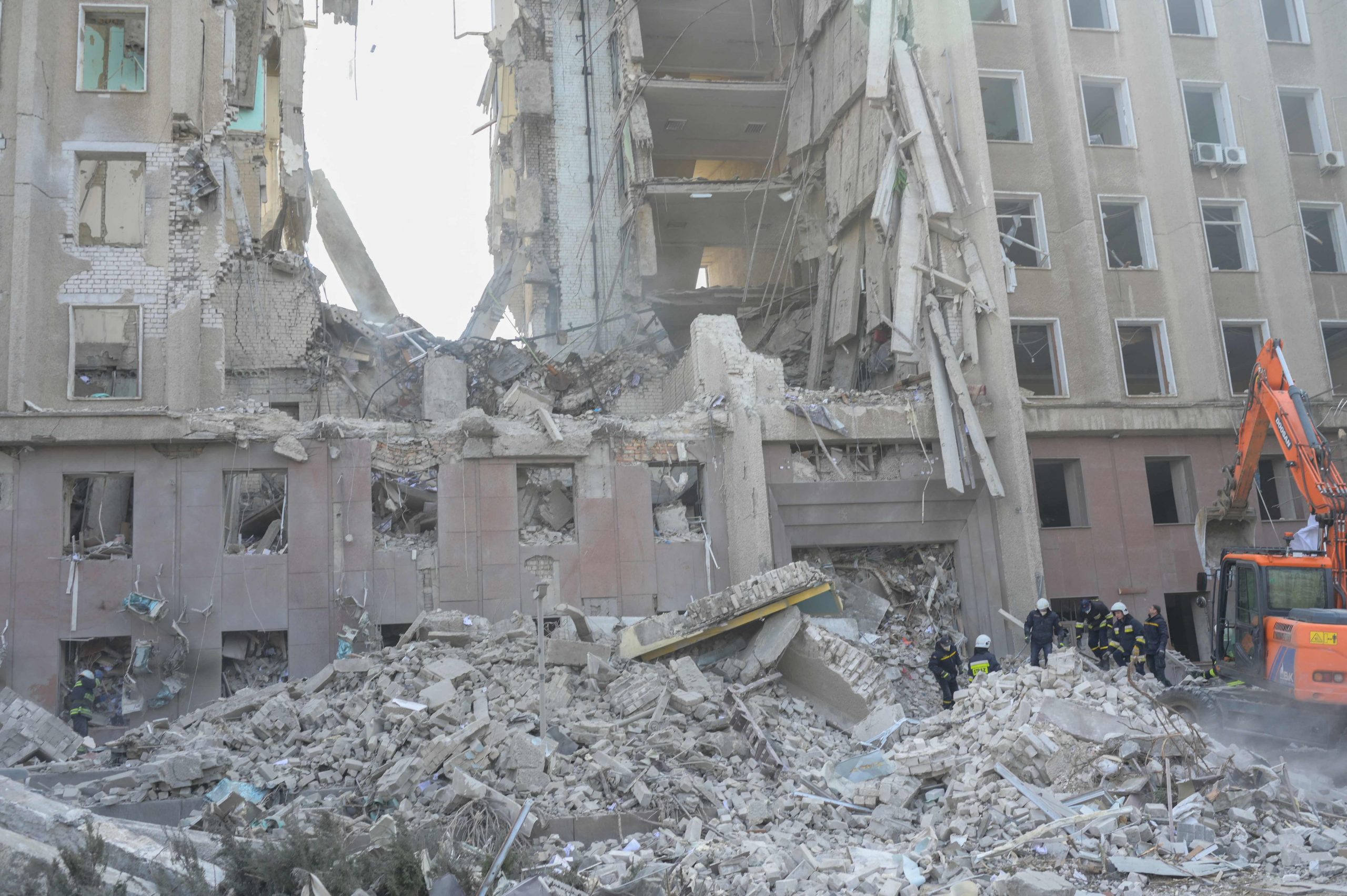 天下事 俄军轰爆乌南州政府 打穿大楼轰出巨洞仍11人遭埋