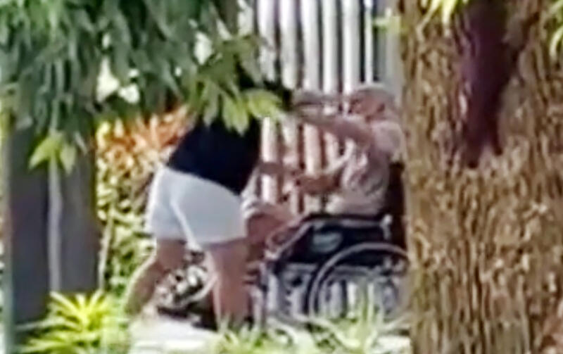 女佣打轮椅老汉　公众拍视频报警