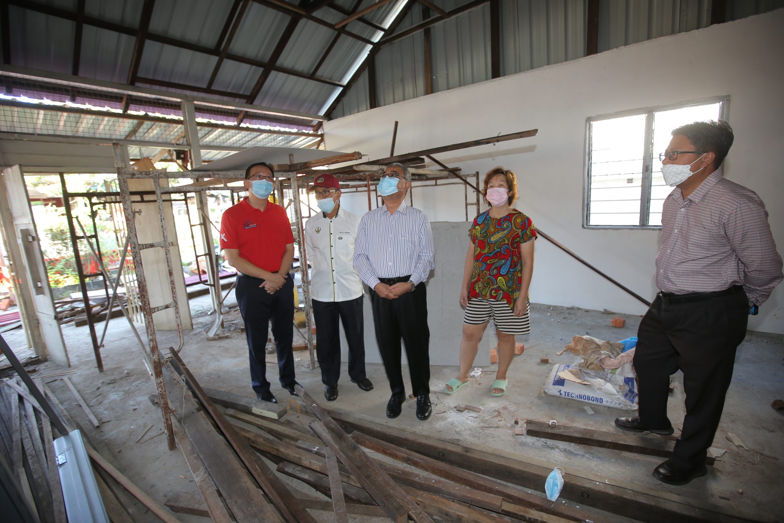 怡保市政厅与近打产业协助重建斗华新村2间住屋