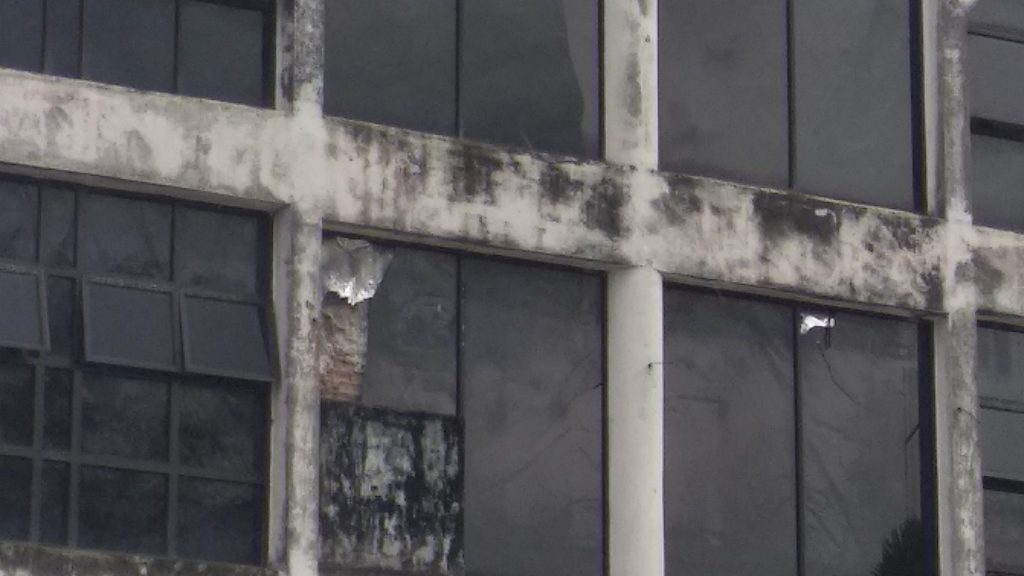 文德甲市区废置商业楼 玻璃窗破裂掉落马路