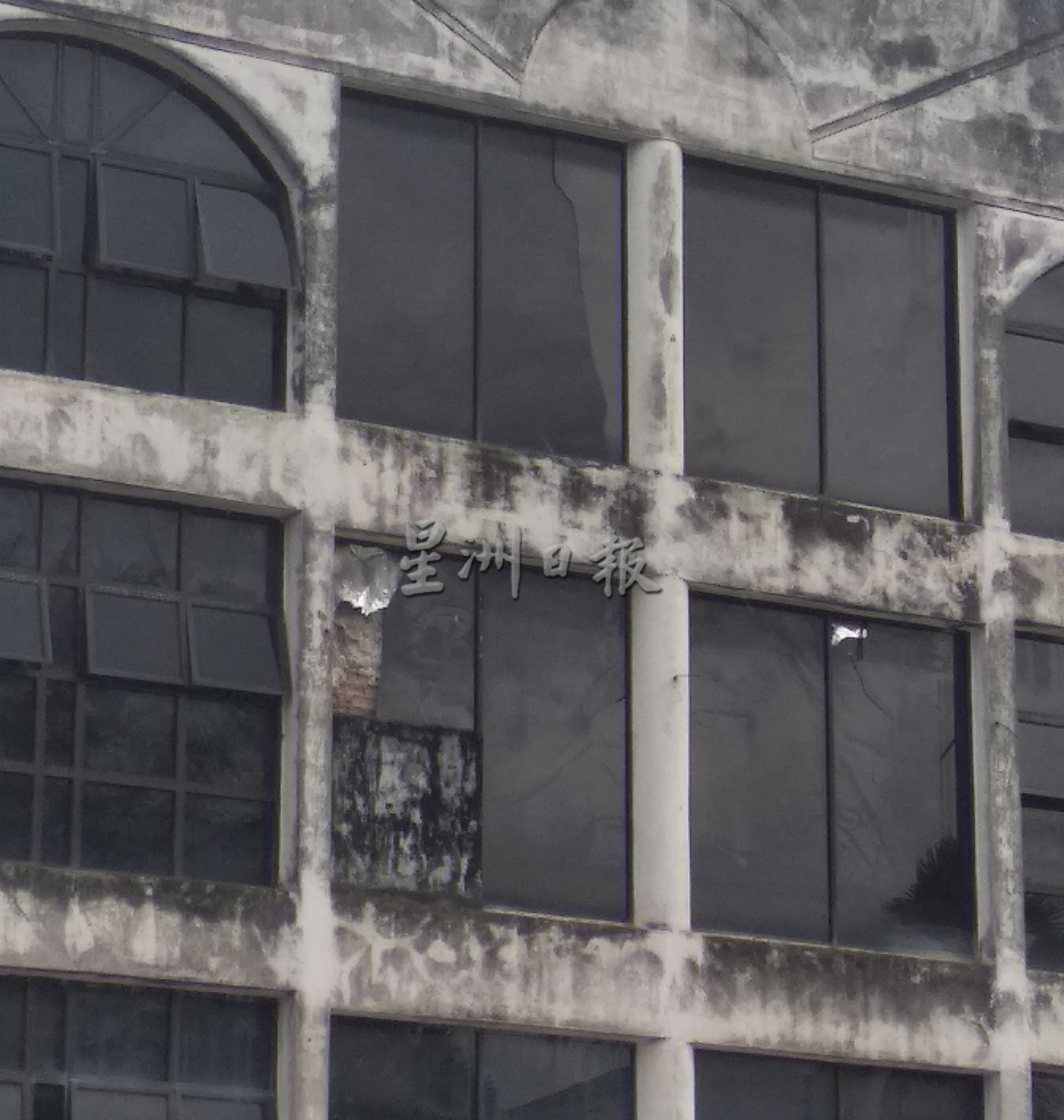 文德甲市区废置商业楼 玻璃窗破裂掉落马路