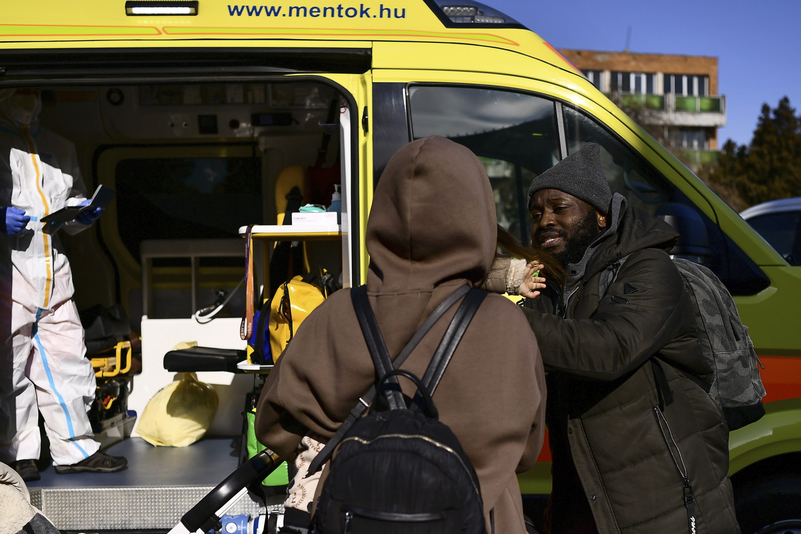 暖势力 逃离乌克兰的外国人联手帮助其他人逃生