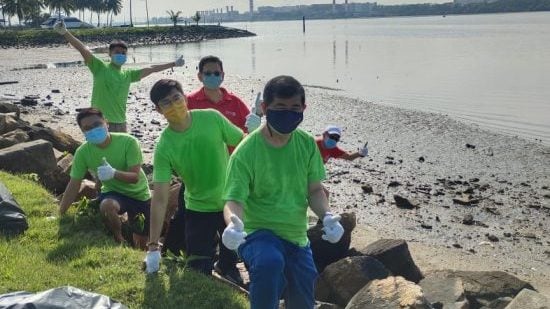 为环保献力 逾百人净滩  士都兰海滩 乾净了