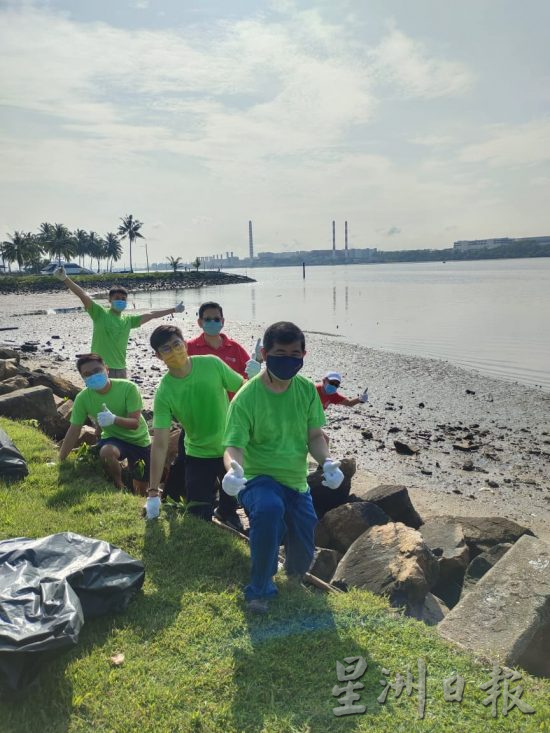 柔08：版头之一：扶轮社逾百人周末早起，协助清理士都兰海滩