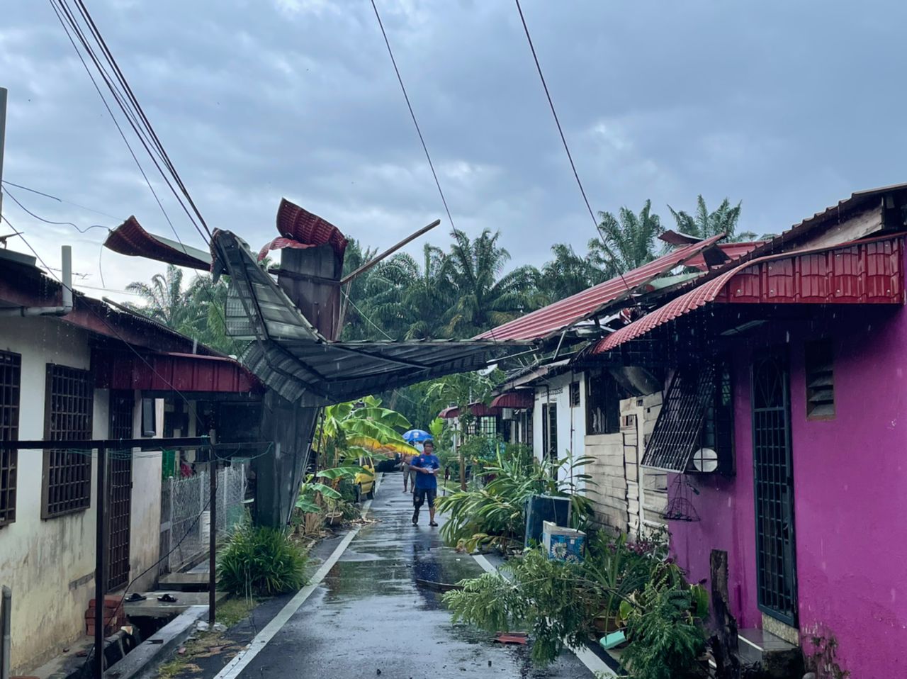 柔︰风雨侵袭利民达彩虹花园，破坏10户人家屋顶