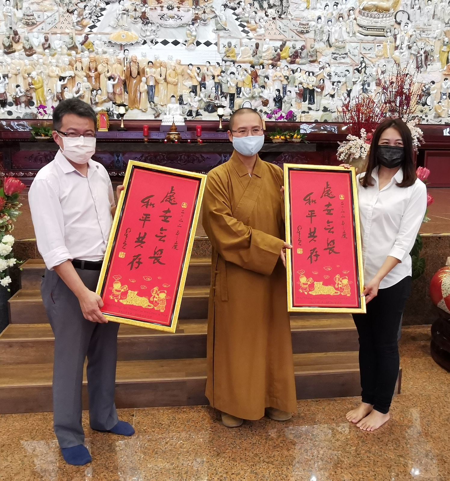 廖彩彤、刘镇东到新马寺参访，并向佛祖祈求州选“冻蒜”