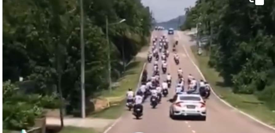 柔：新闻：成群摩托骑士飞驰，警车后面追