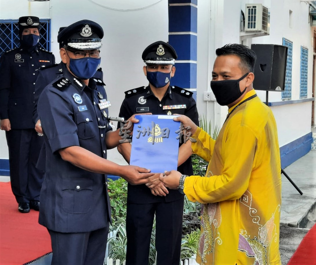 柔：麻坡警区主任颁18份纪念奖状予政府及私人机构