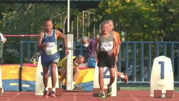 泰国102岁老人靠运动强身健体 田径赛夺金牌刷新100公尺纪录