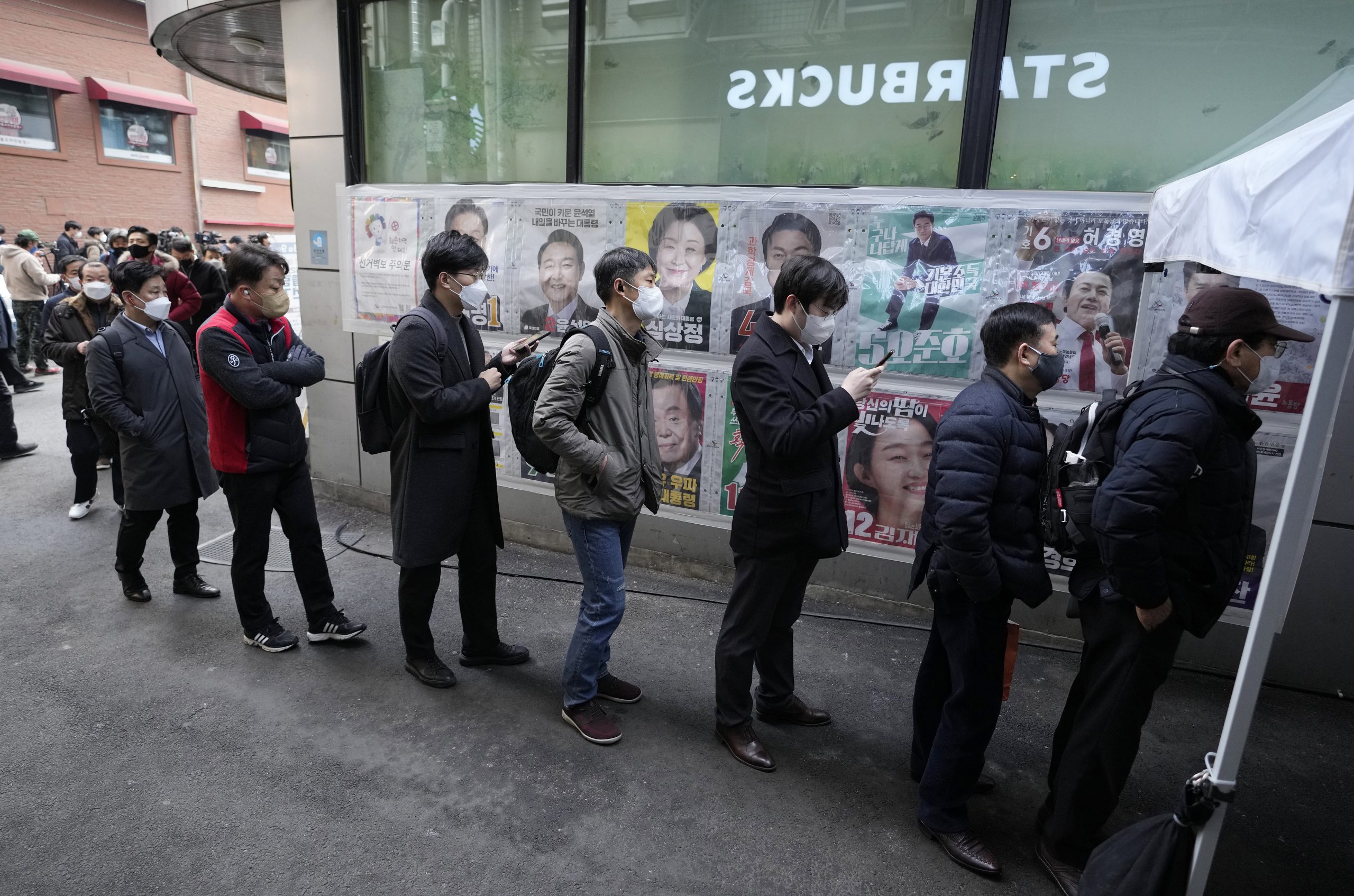 看世界）韩国总统选举提前举行 百万冠病患者隔离站投票