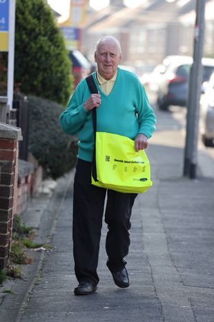 英国最年长！87岁老人应征当报童 走4.8公里送300份报纸
