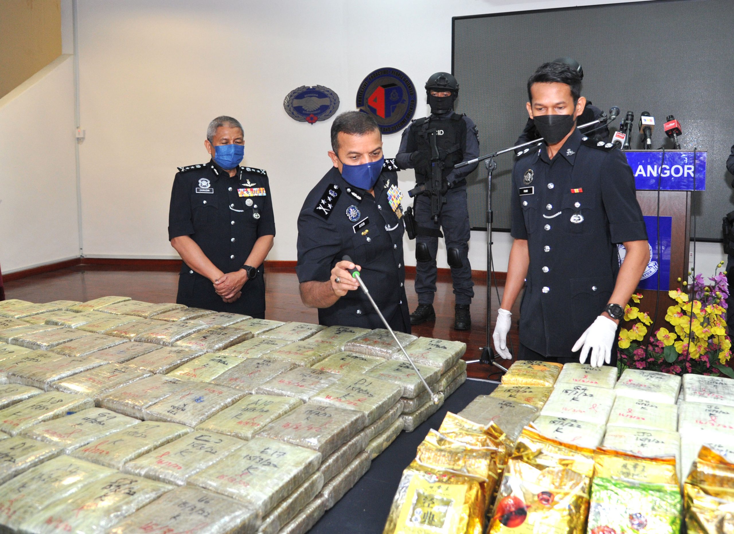 菜鸟毒贩2人运毒入境贩售被捕·起153万令吉大麻和冰毒