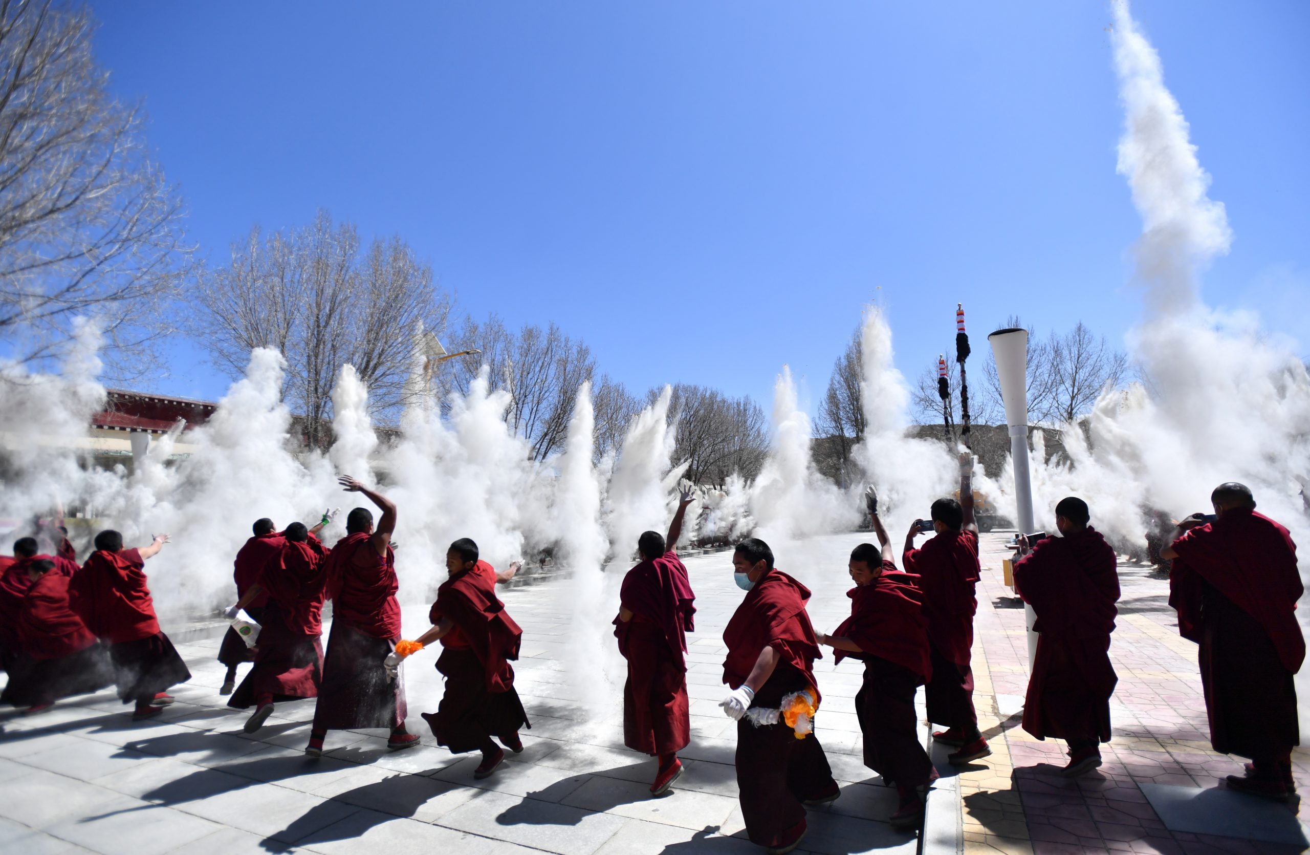     西藏扎什伦布寺立经杆 祈愿经幡满满祝福语