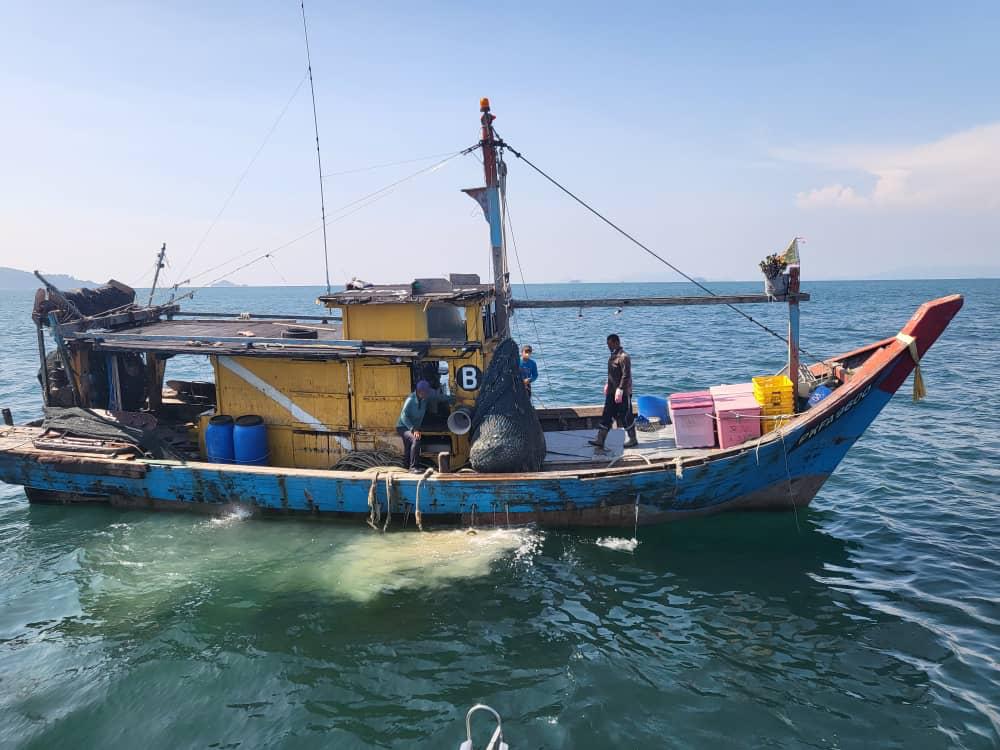 越界捕鱼3渔夫被捕 霹海事机构扣渔船