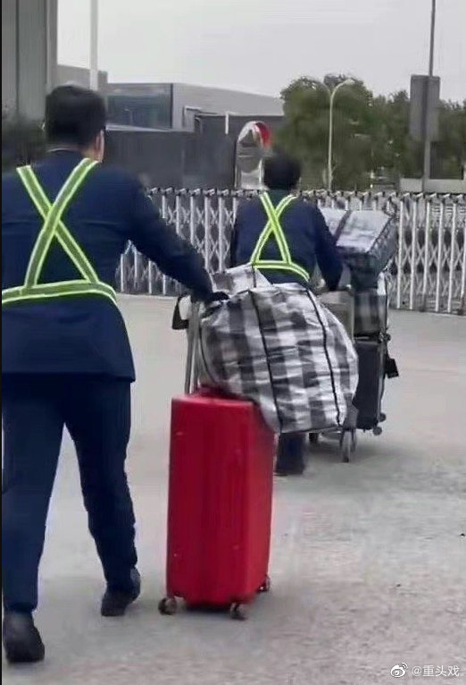 迪丽热巴用红白蓝袋装行李 网呼“太接地气了” 