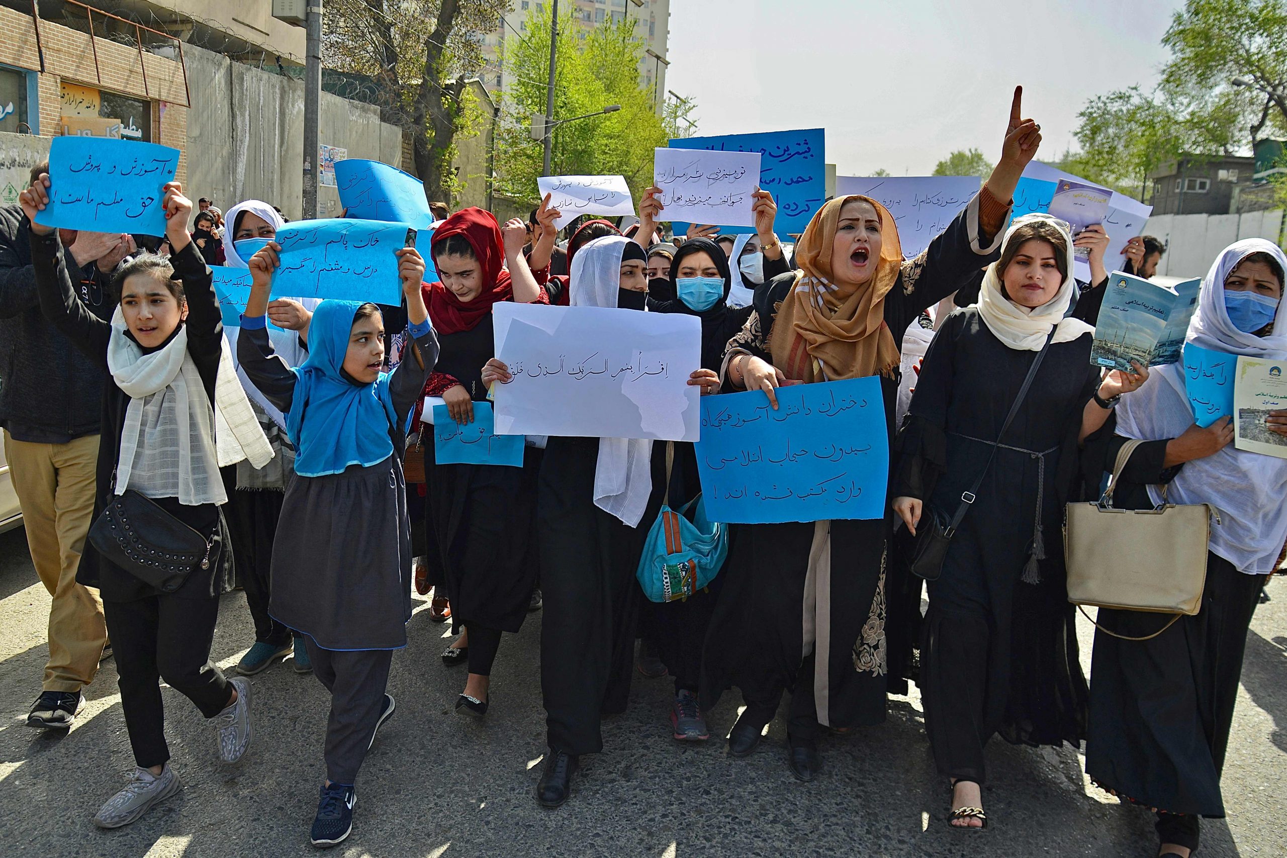阿富汗／教育部关闭女校　女学生上街抗议