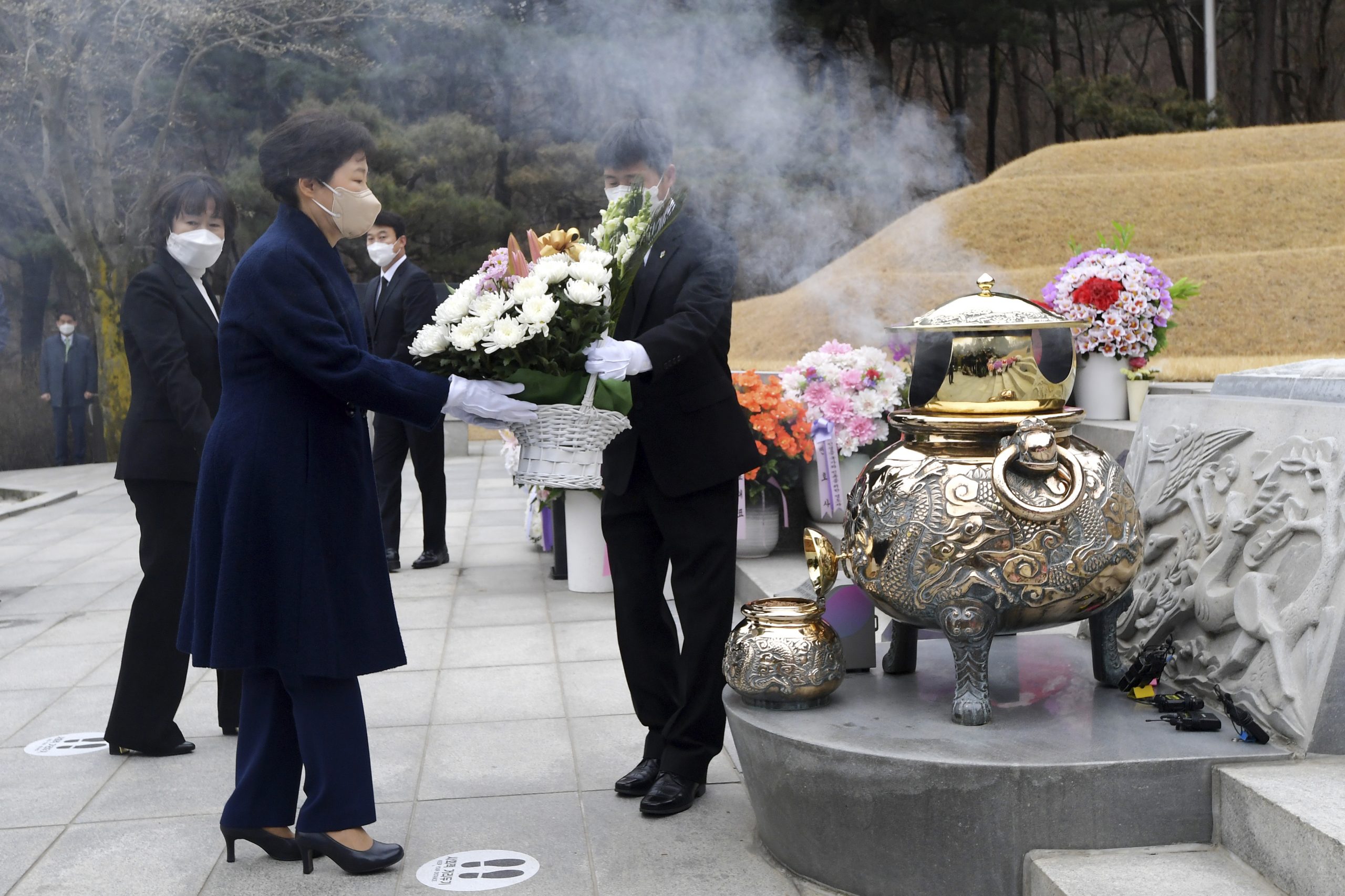  韩国前总统朴槿惠出院 先参拜父亲朴正熙之墓再返家