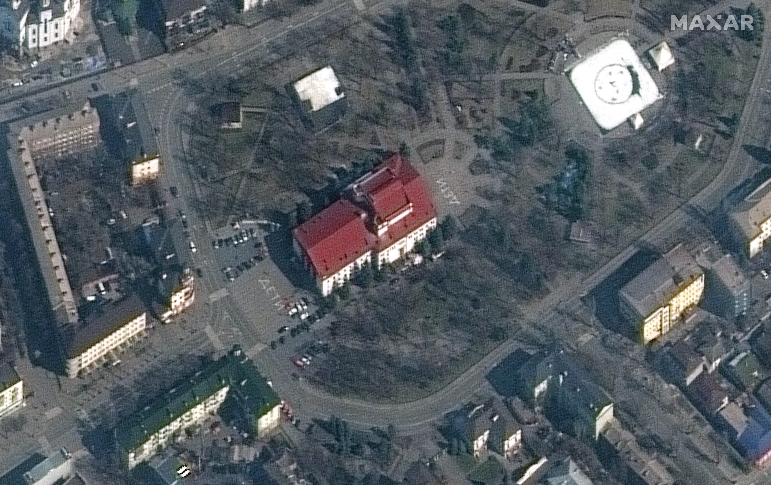 马里乌波尔剧院毁于俄军空袭 内有千人避难当局估伤亡惨重