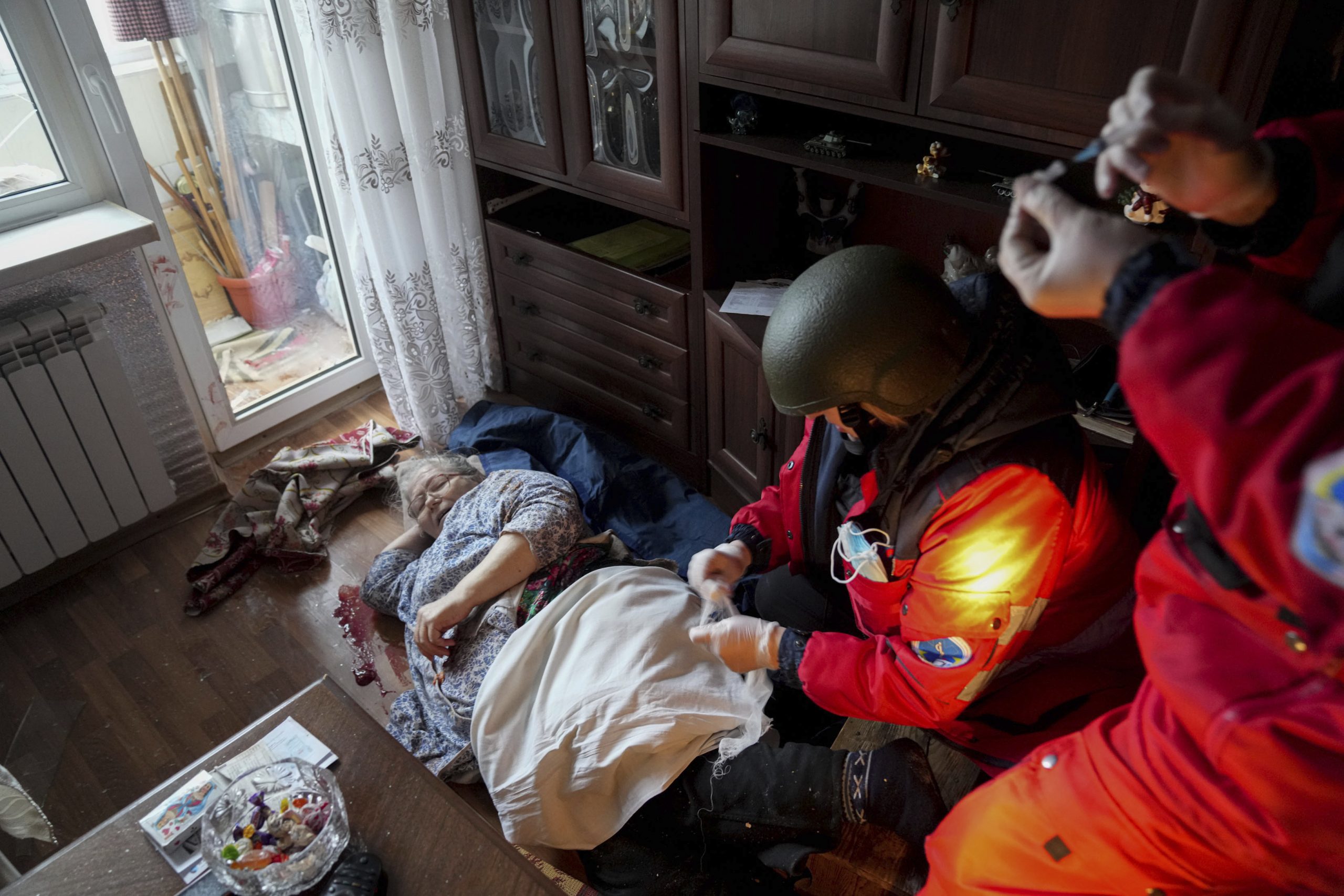 马里乌波尔市围城24小时惨况曝光 少年被炸死父抱遗体痛哭
