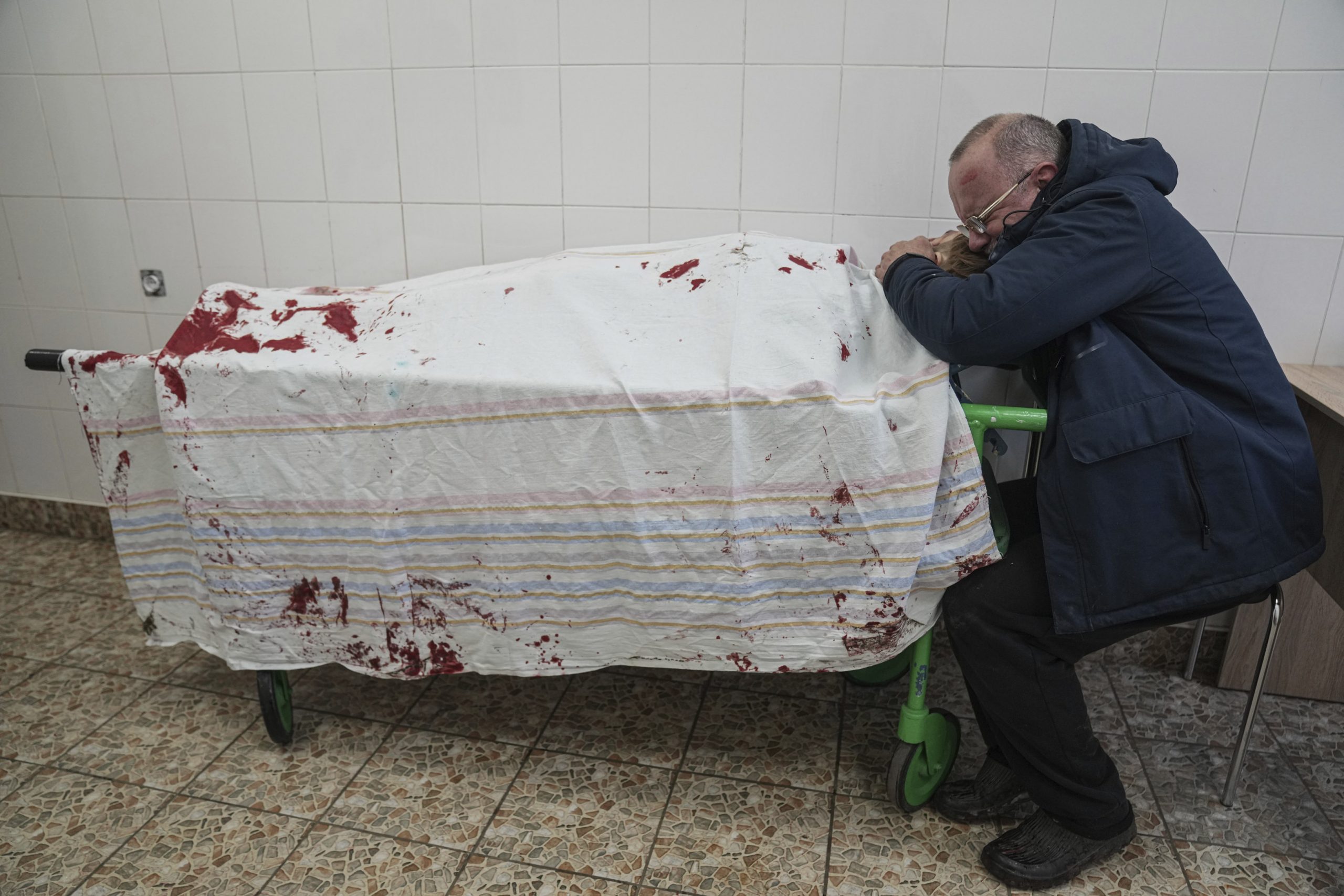马里乌波尔市围城24小时惨况曝光 少年被炸死父抱遗体痛哭