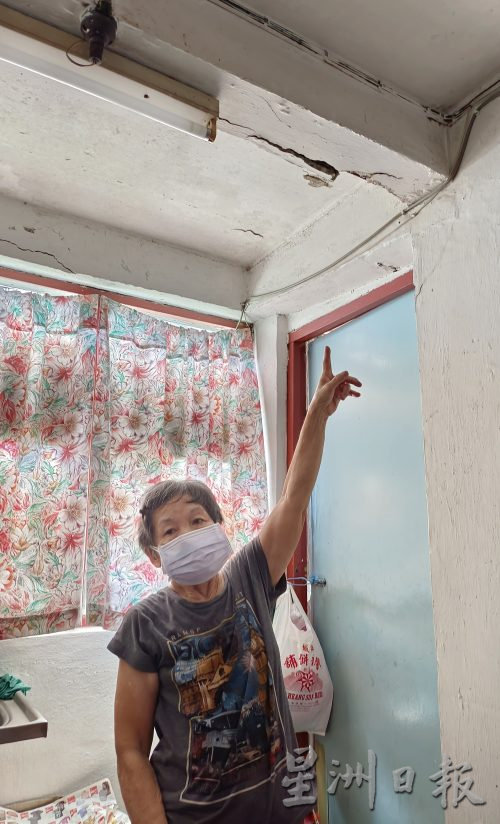 （大北马）亚罗士打新邦瓜拉政府组屋因常年失修，12栋楼超过400多户住家的混凝土横梁掉落，居民每天都必须提心吊胆过生活。