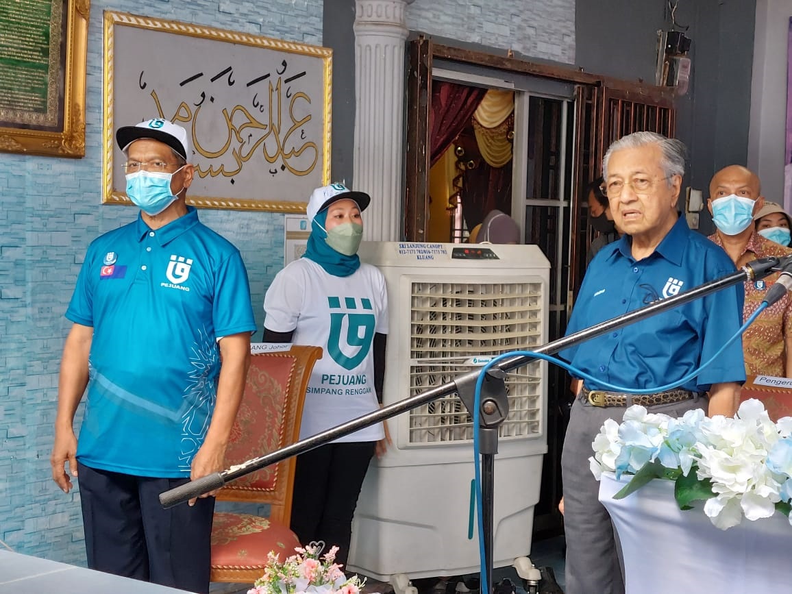祖国斗士党柔州主席沙鲁丁（左起）获得党主席马哈迪大陈仗助选，最终依然按柜金不保。（档案照）