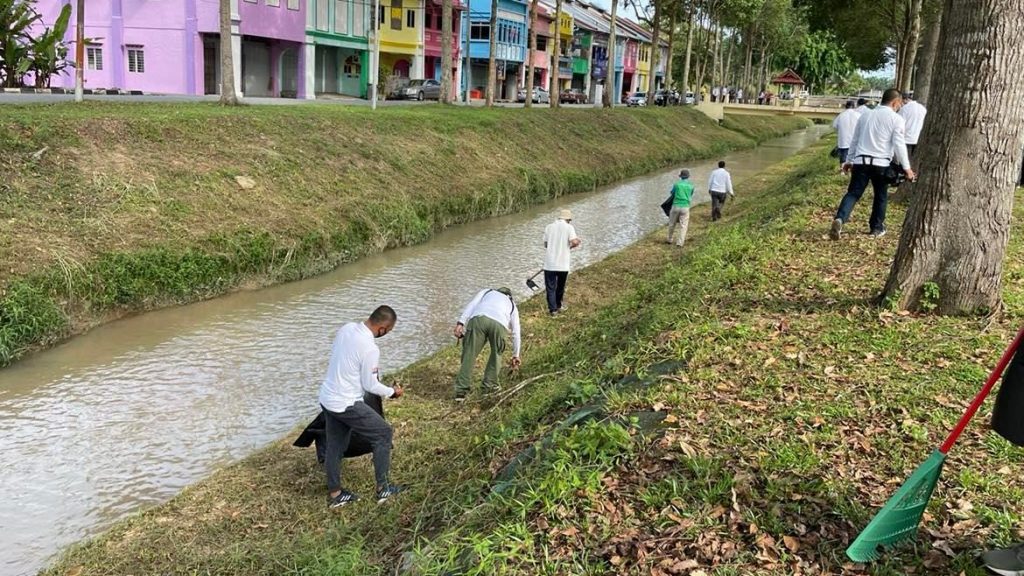 水利灌溉局净化沙翁河，提醒保护水源重要性