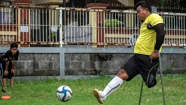 One-legged Indonesian keeps football dream alive
