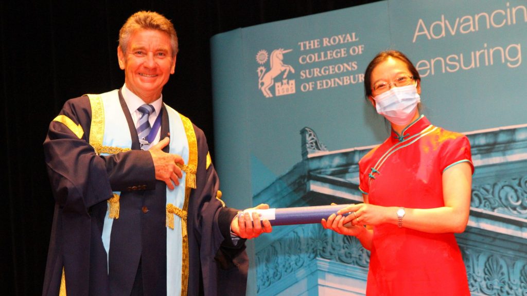 英爱丁堡皇家外科学院  首移师隆办就职典礼颁文凭