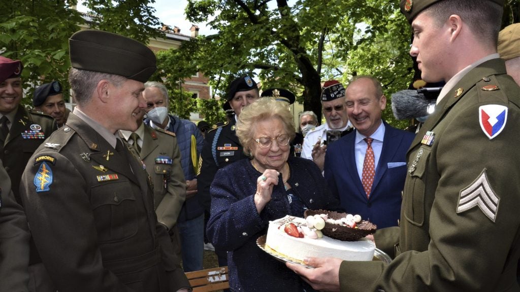 77年前生日蛋糕被美军偷吃 90岁老妇获还赠蛋糕