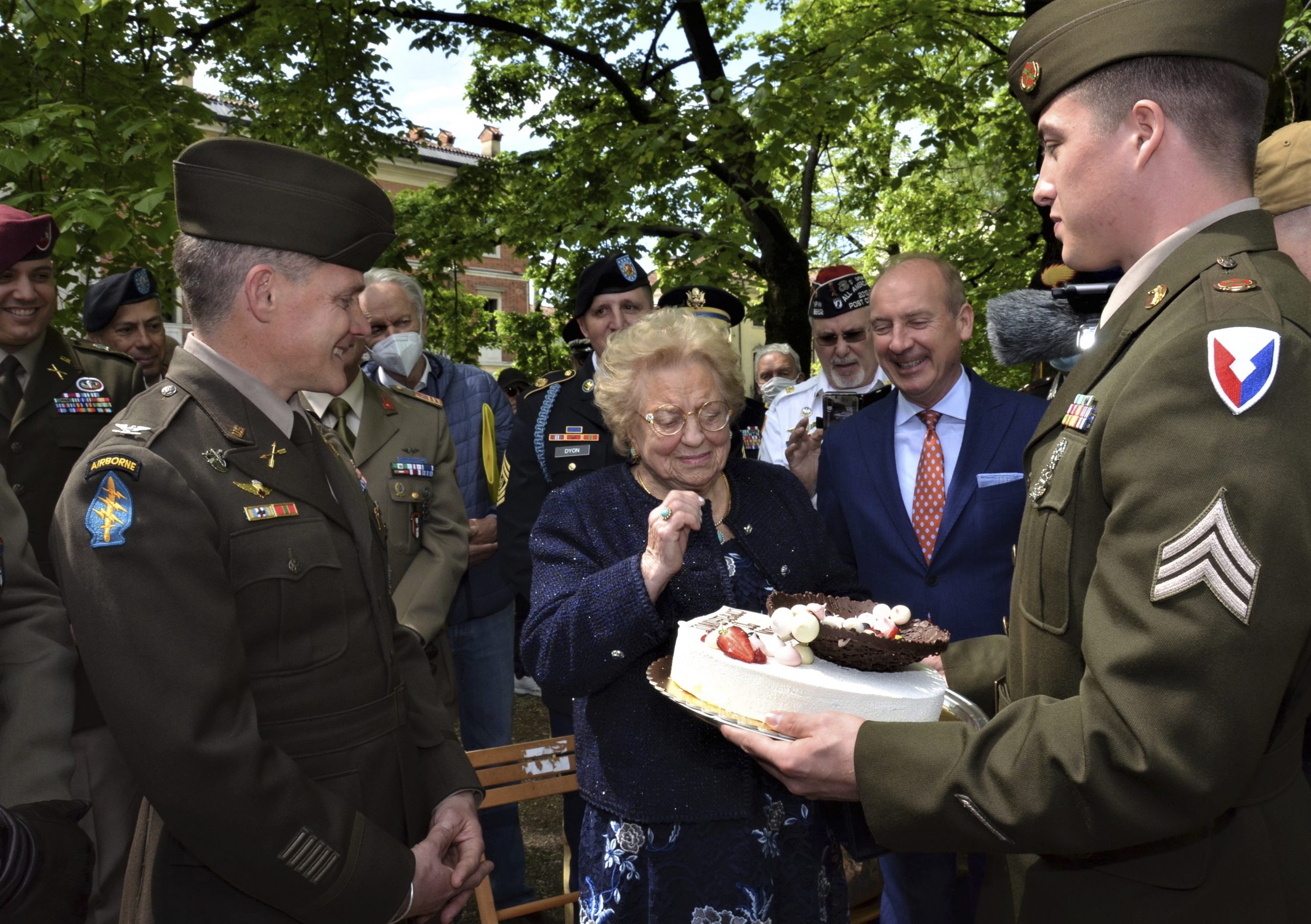 77年前生日蛋糕被美军偷吃 90岁老妇获美军还赠蛋糕 