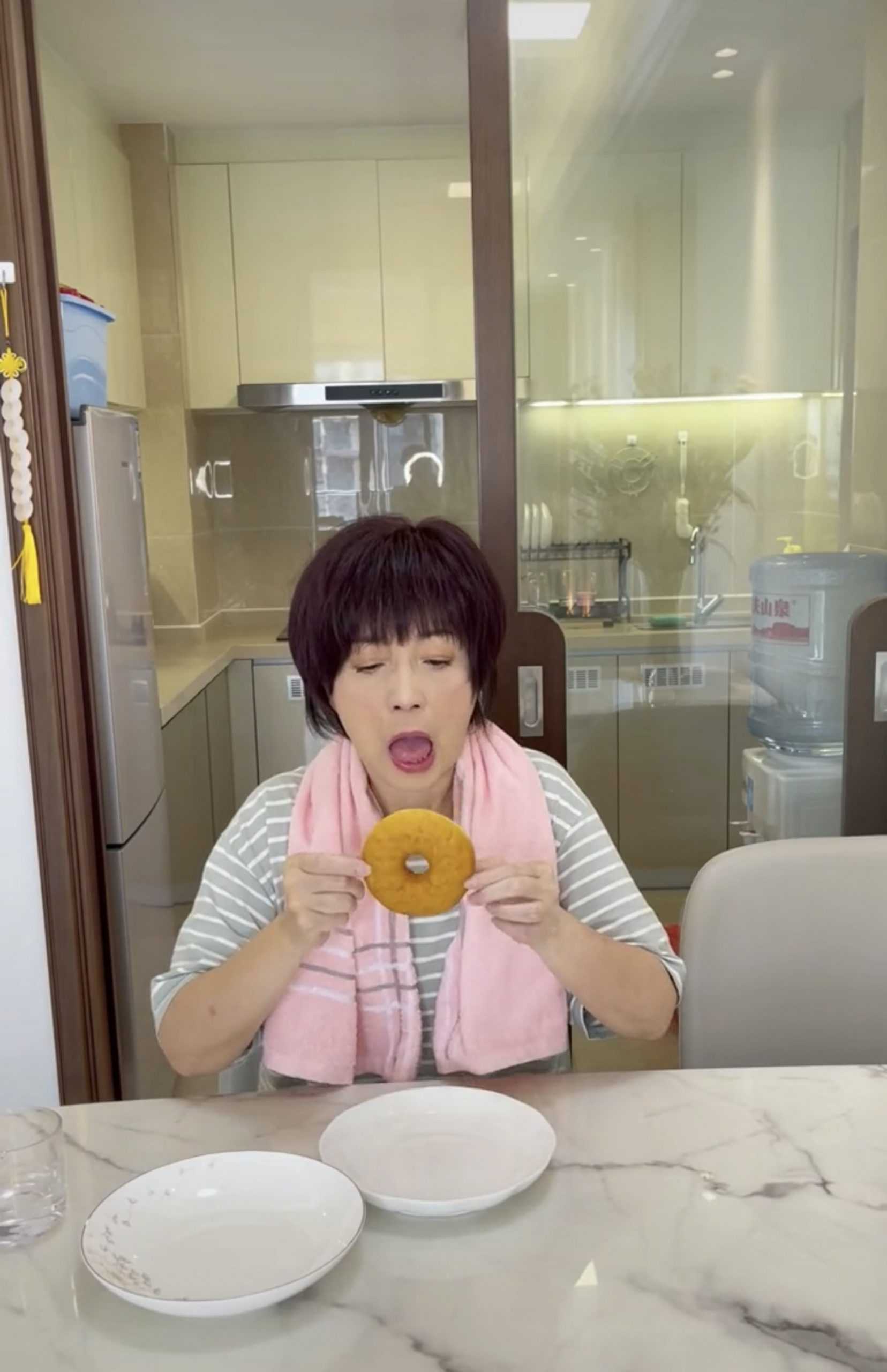 上海封城｜苑琼丹1甜甜圈分几餐吃  拍视频搞笑玩出火