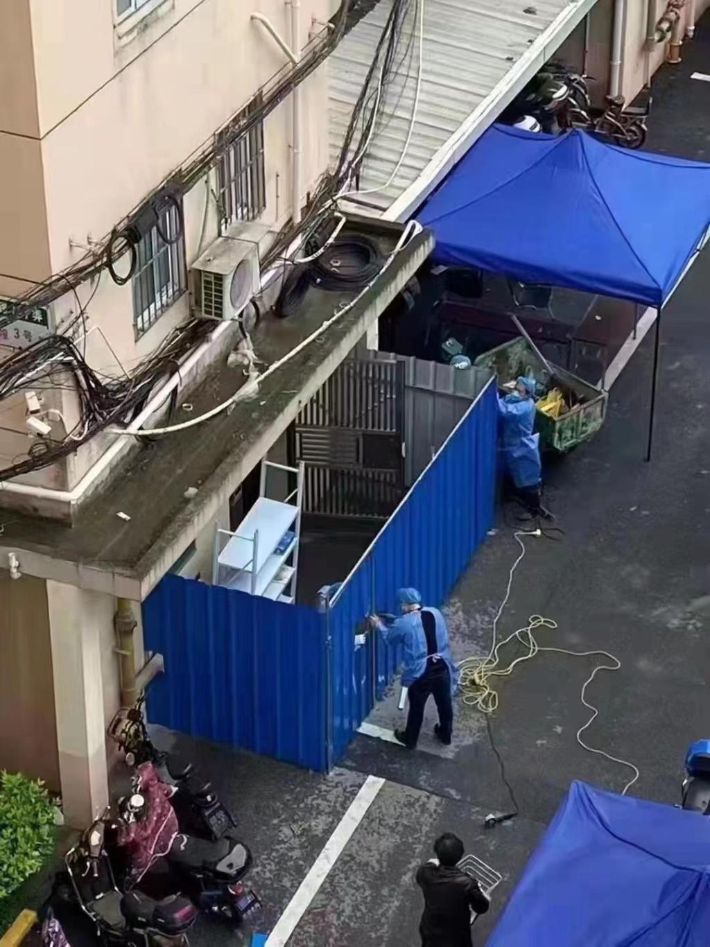 上海封控区“硬隔离” 围铁板 门口摆假防疫员警告勿外出