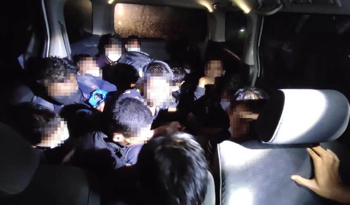 东：十几人挤进一辆休旅车，警截15名非法入境者及1名本地司机。
