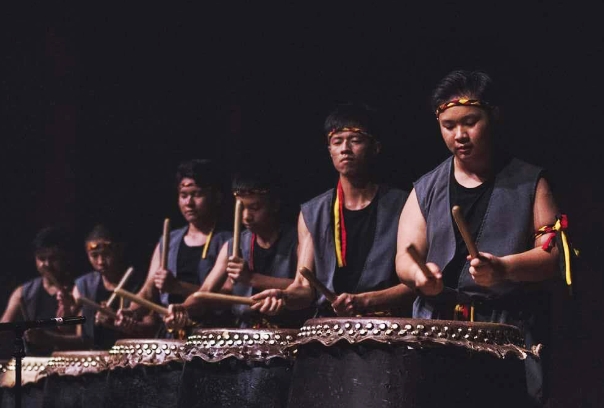 东：吉兰丹中华大会堂青年团的鼓队“鼓动华堂”定于5月21日（星期六）与“觉奏感打击乐团”联办公演，希望获得各界人士的鼎力支持。