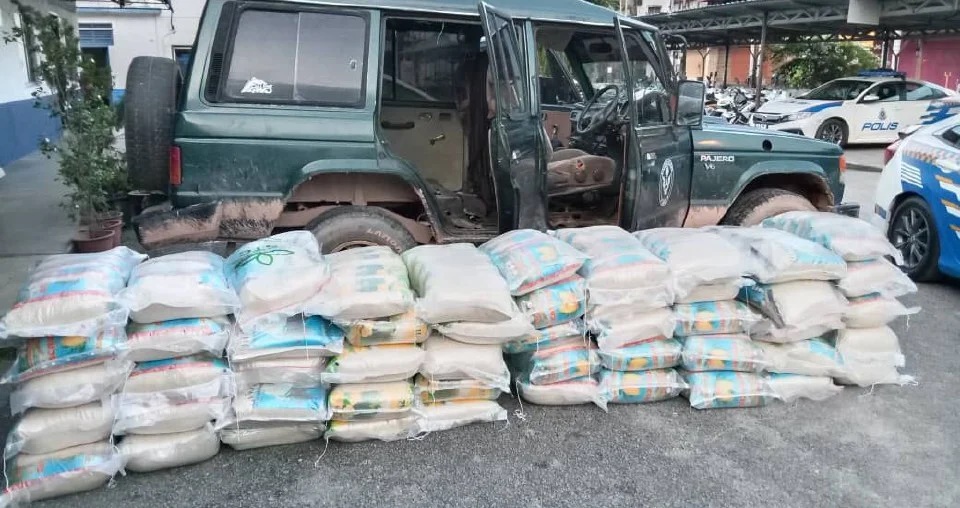东：警方昨天下午在甘榜邦谷贡起获一批1250公斤重的走私白米