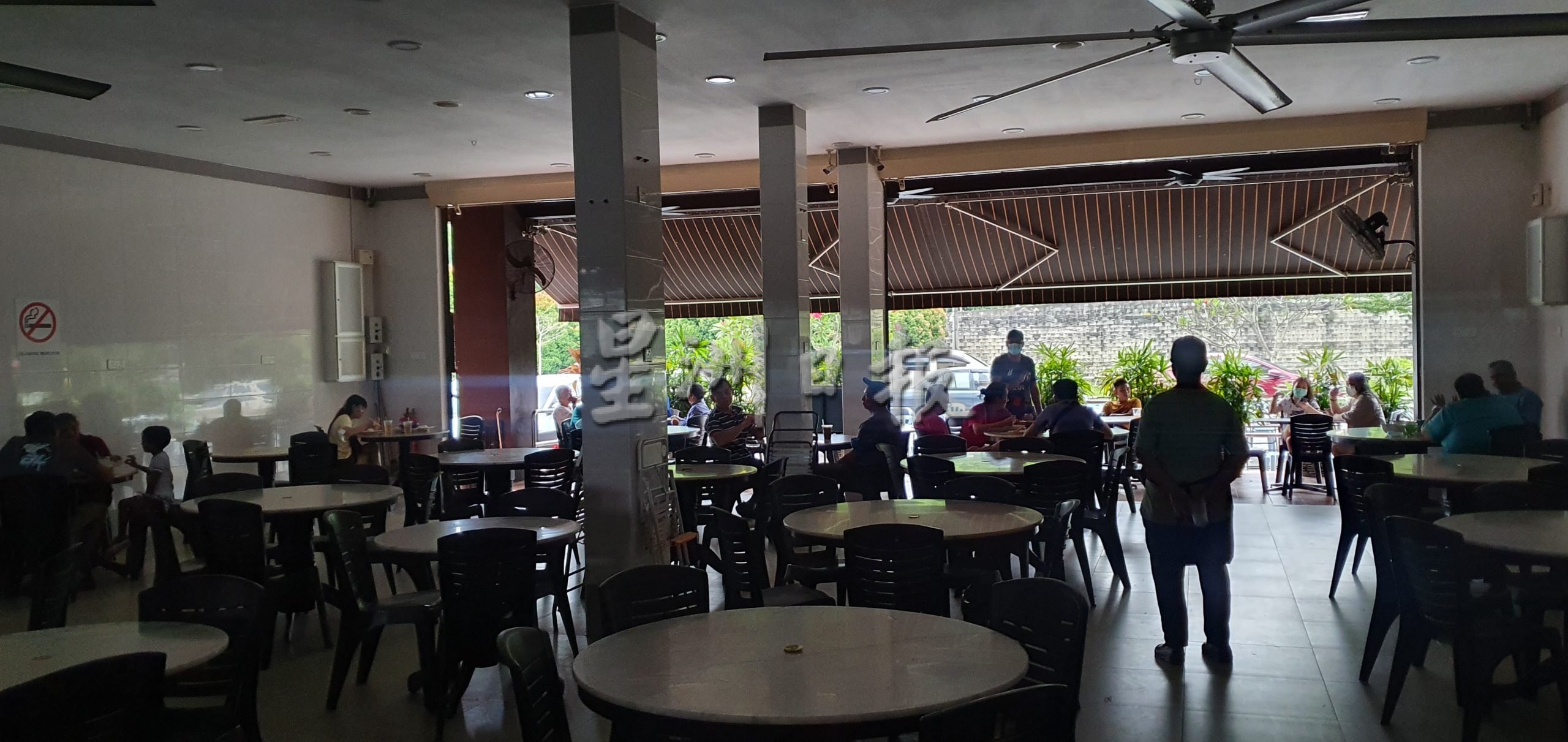 供fb/芙武吉甲巴央花園商業區今二度停電，顧客抹黑用餐