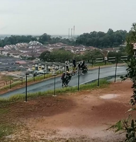 供fb:这次是危险飙摩托车，数名少年在马口佛光山“表演”