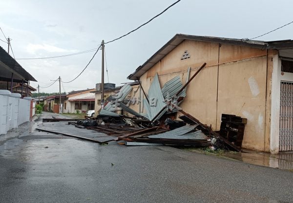 供fb:马口狂风暴雨，逾百间住家商店受灾被吹开屋顶