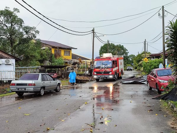 供fb:马口狂风暴雨，逾百间住家商店受灾被吹开屋顶