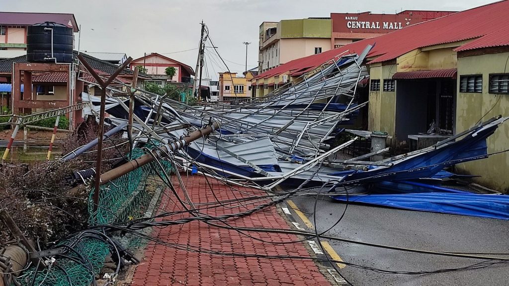 马口狂风暴雨 逾百间住家商店受灾被吹开屋顶