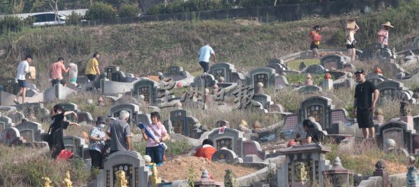 供fb：民众清明节返乡扫墓，芙蓉义山重现人潮