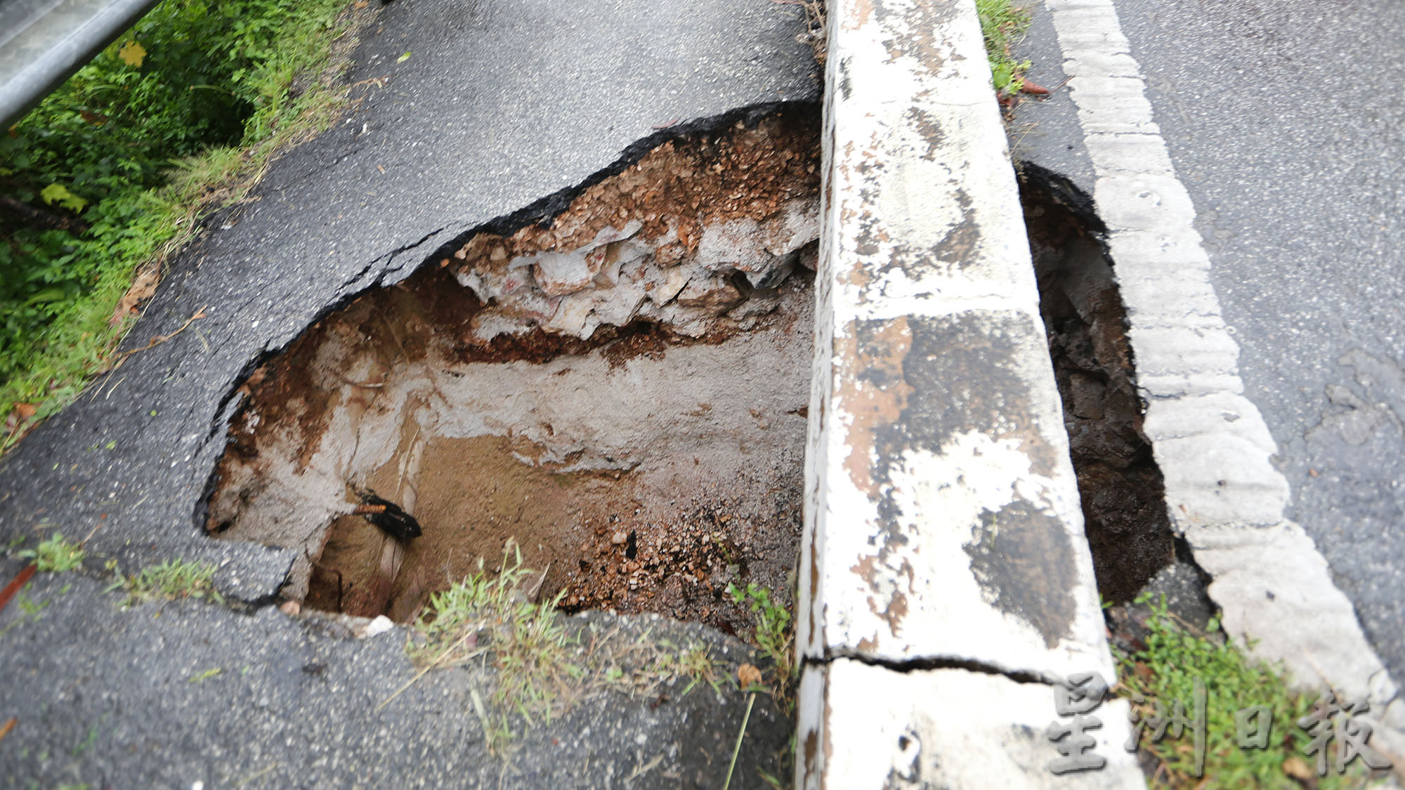 公路使用者受促提高警惕 怡北阁路桥出现10呎深路洞