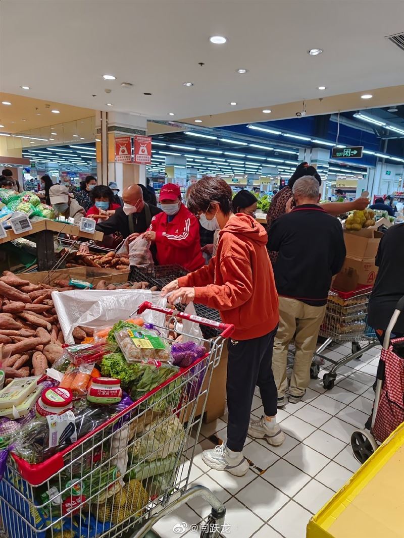 北京朝阳区周一起全区核酸检测 超市出现抢购