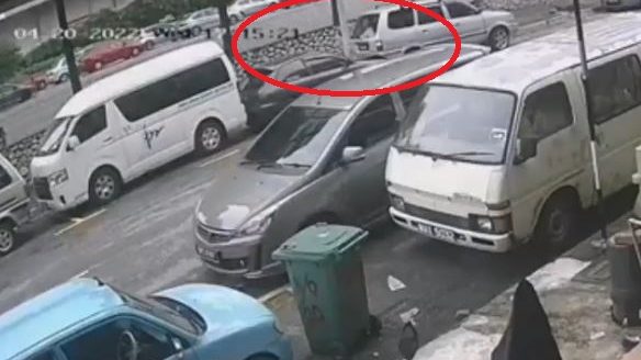 倒车撞2车孟男速逃离   电眼摄下全程视频上传社媒