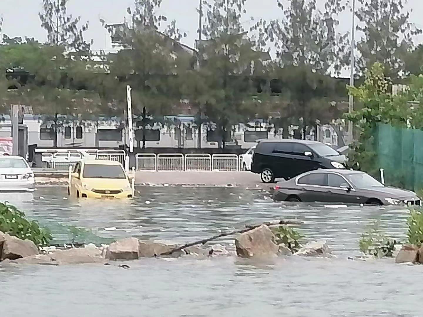 大都会/更高潮水淹上Asa Niaga停车场