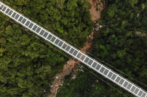 拚图三图／ 世界最长 越南“白龙玻璃桥”开放