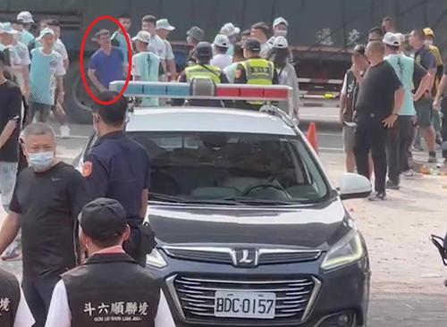 拚图两图）大乱斗！台湾数百人庙前打群架 男子开警车震慑群殴场面